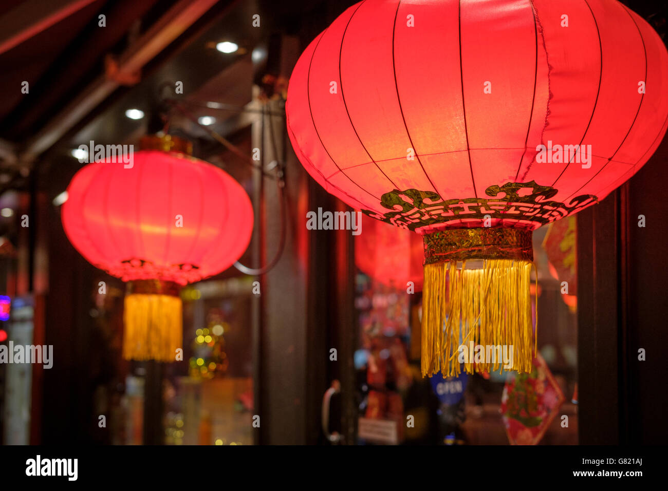 UK,Londres,Gerrard Street-Red lampions dans China Town Banque D'Images