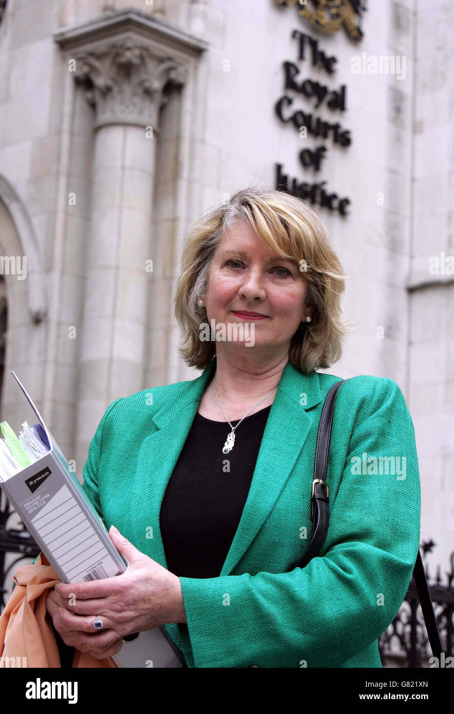 Lib DEM Peer Baroness Walmsley devant la haute Cour. La baronne Walmsley a pris les gros canons du système d'appel des frais de congestion de Londres. Banque D'Images