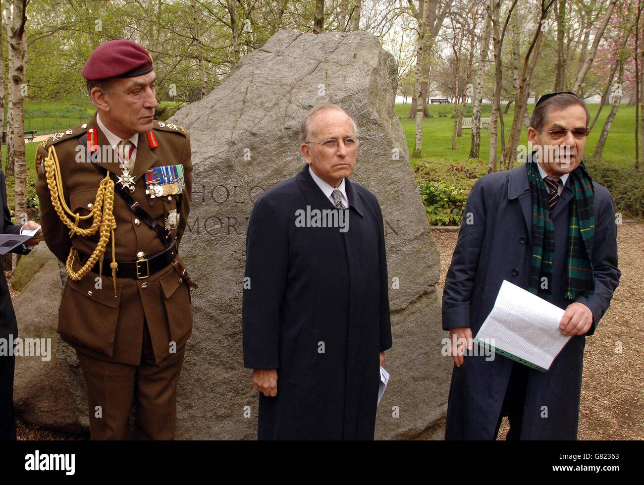 Le chef de l'état-major général Sir Michael Jackson (à gauche) et Lord Janner (au centre), écoutent l'histoire de Rudi Oppenheimer, qui, en tant que garçon de 13 ans, a survécu au camp de concentration nazi de Belsen, lors d'un service commémoratif. Banque D'Images