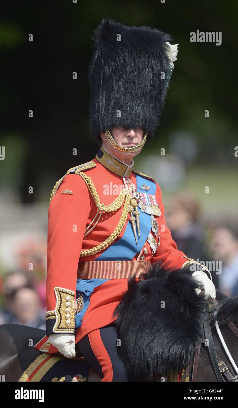 Le prince de Galles, colonel des gardes gallois, dirige les gardes gallois pendant la procession de la revue du colonel de Buckingham Palace à Horse Guards Parade à Londres, avant le Trooping the Color de la semaine prochaine, le défilé annuel de la Reine pour l'anniversaire. Banque D'Images