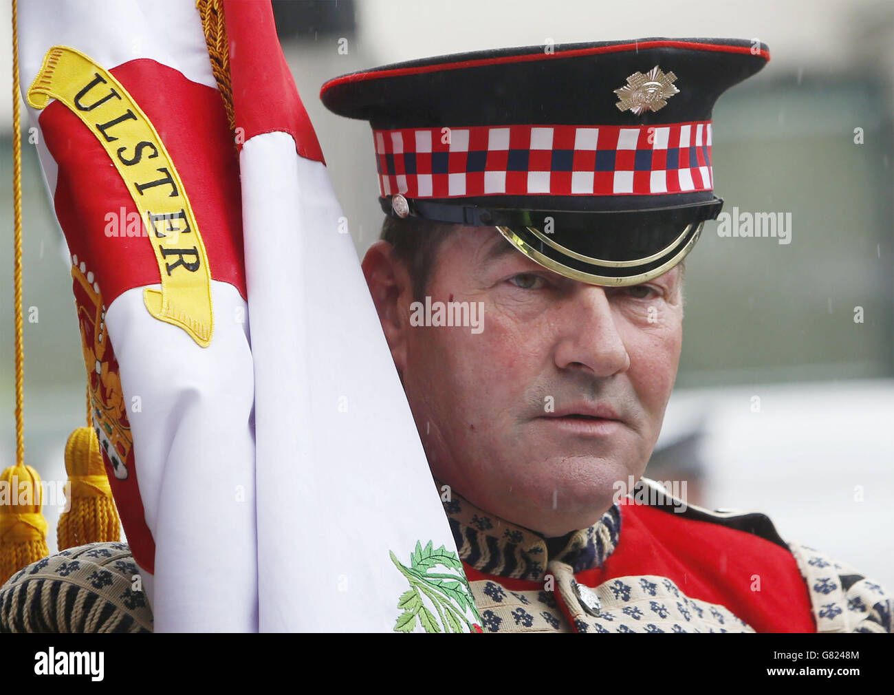 Un membre de la bande de flûte du crâne noir à George Square, Glasgow, pendant Orangefest. Banque D'Images