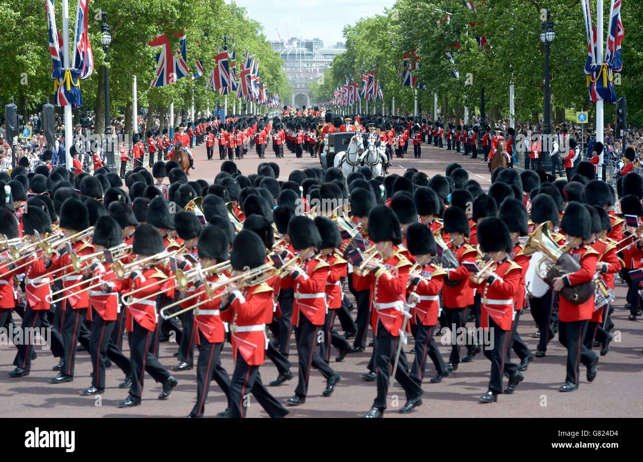 Les groupes se sont massés pendant la procession du Colonel's Review de Horse Guards Parade à Buckingham Palace, Londres, en prévision du Trooping the Color de la semaine prochaine, le défilé d'anniversaire annuel de la Reine. Banque D'Images