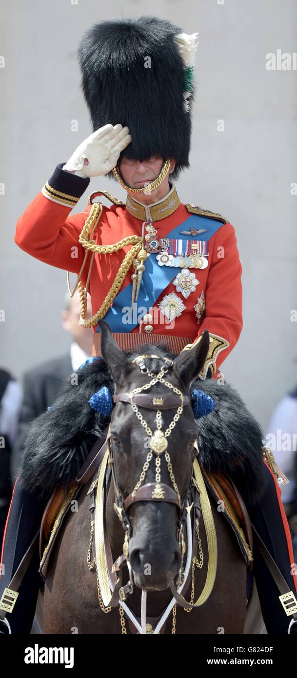 Le Prince de Galles, colonel des gardes gallois, pendant la procession du Colonel's Review de Horse Guards Parade à Buckingham Palace, Londres, avant le Trooping the Color de la semaine prochaine, le défilé d'anniversaire annuel de la Reine. Banque D'Images