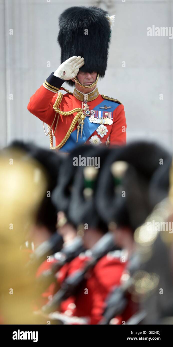 Le Prince de Galles, colonel des gardes gallois, pendant la procession du Colonel's Review de Horse Guards Parade à Buckingham Palace, Londres, avant le Trooping the Color de la semaine prochaine, le défilé d'anniversaire annuel de la Reine. Banque D'Images