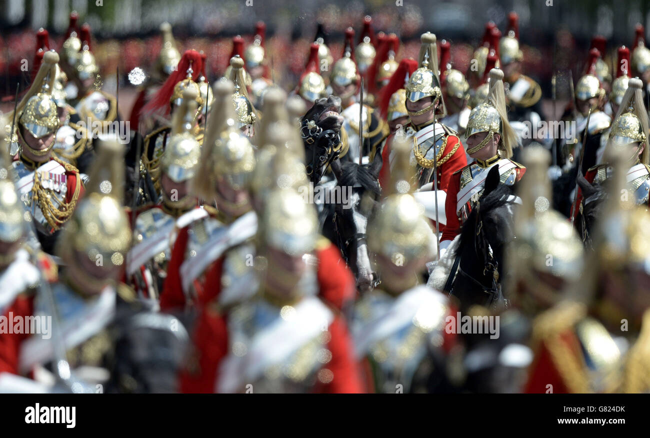 La cavalerie de la maison pendant la procession du Colonel's Review de Horse Guards Parade à Buckingham Palace, Londres, avant le Trooping the Color de la semaine prochaine, le défilé d'anniversaire annuel de la Reine. Banque D'Images