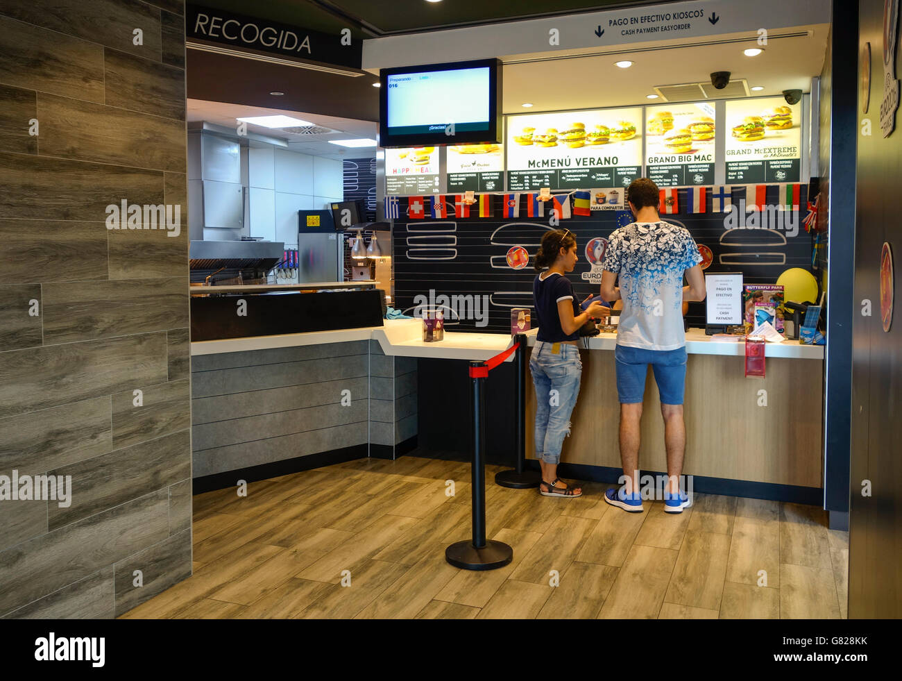 Jeune couple à contrer, Mcdonald's restaurant à Fuengirola, Espagne. Banque D'Images