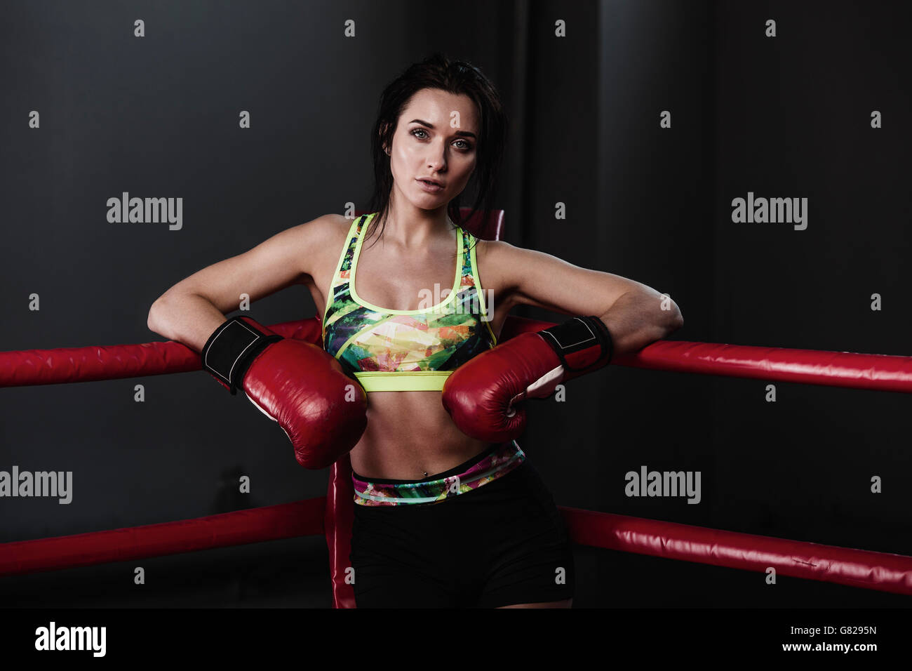 Portrait of female boxer se penchant au coin de ring de boxe Banque D'Images