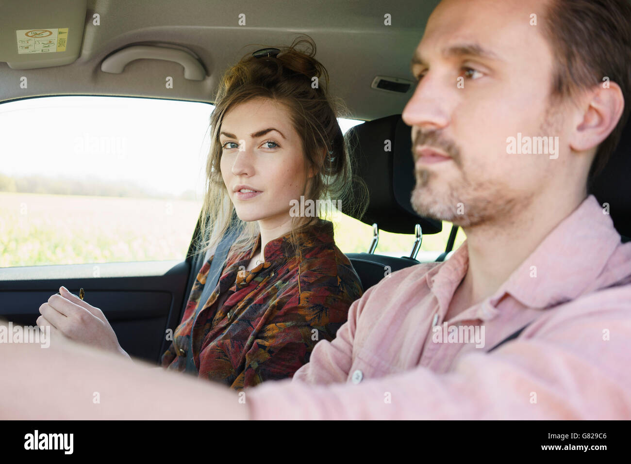 L'homme assis au volant en plus de woman in car Banque D'Images