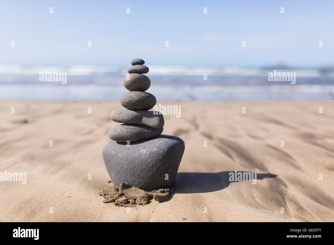 Pile de pierres sur plage en été Banque D'Images