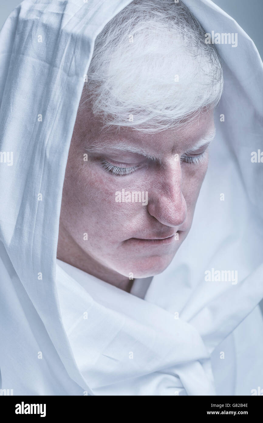 Portrait de jeune homme albinos enveloppé dans du textile blanc Banque D'Images