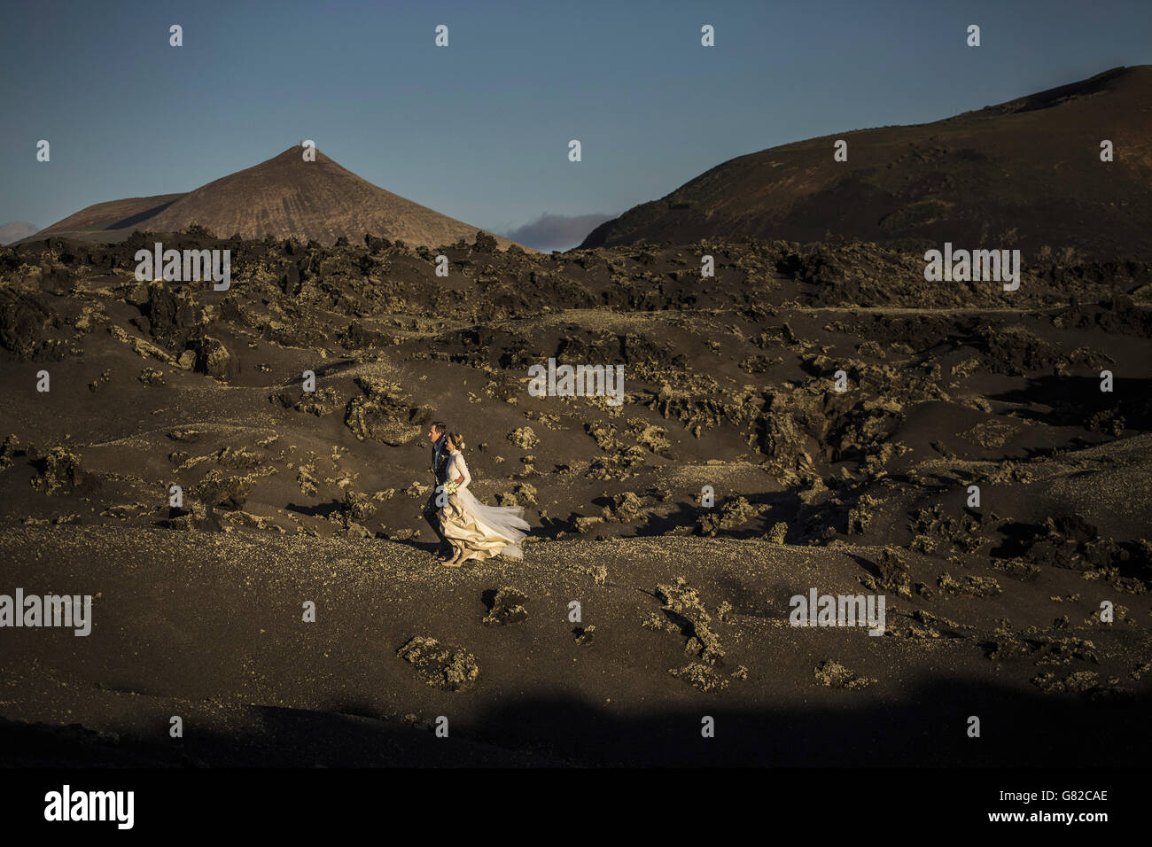 Mariée et le marié marche sur paysage sauvage Banque D'Images