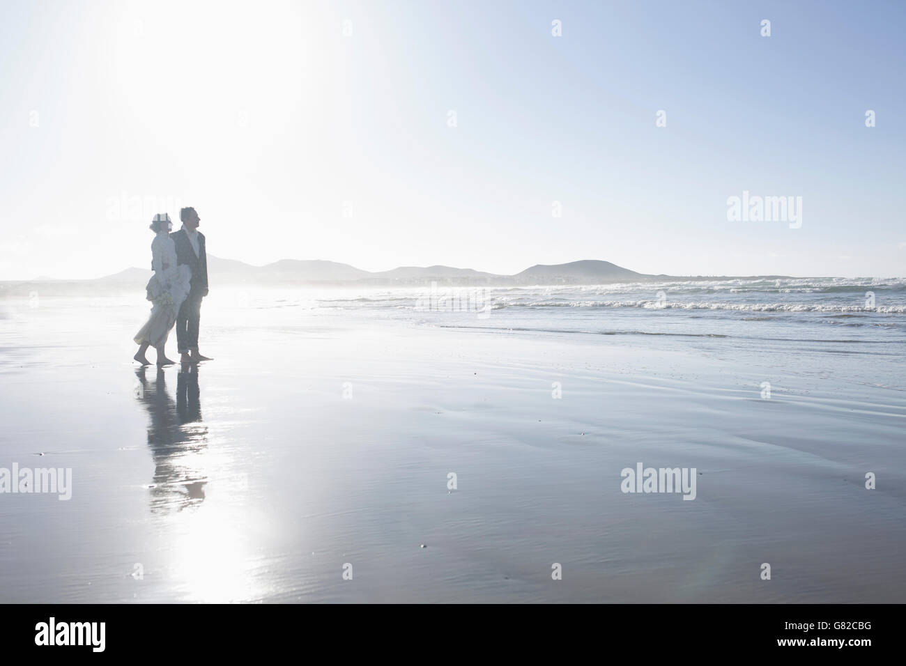 La longueur totale de l'amour couple standing at beach Banque D'Images