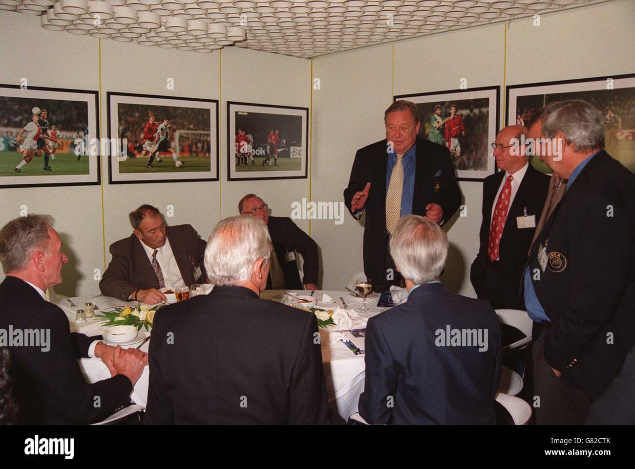 Le président de l'UEFA, Lennart Johansson, souhaite la bienvenue aux survivants du Manchester Accident de la route United Munich Banque D'Images