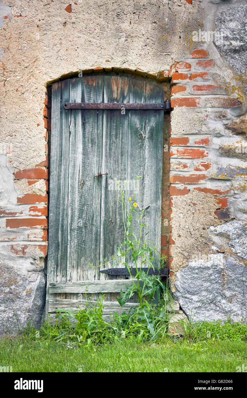 La porte en bois d'une ancienne grange Banque D'Images