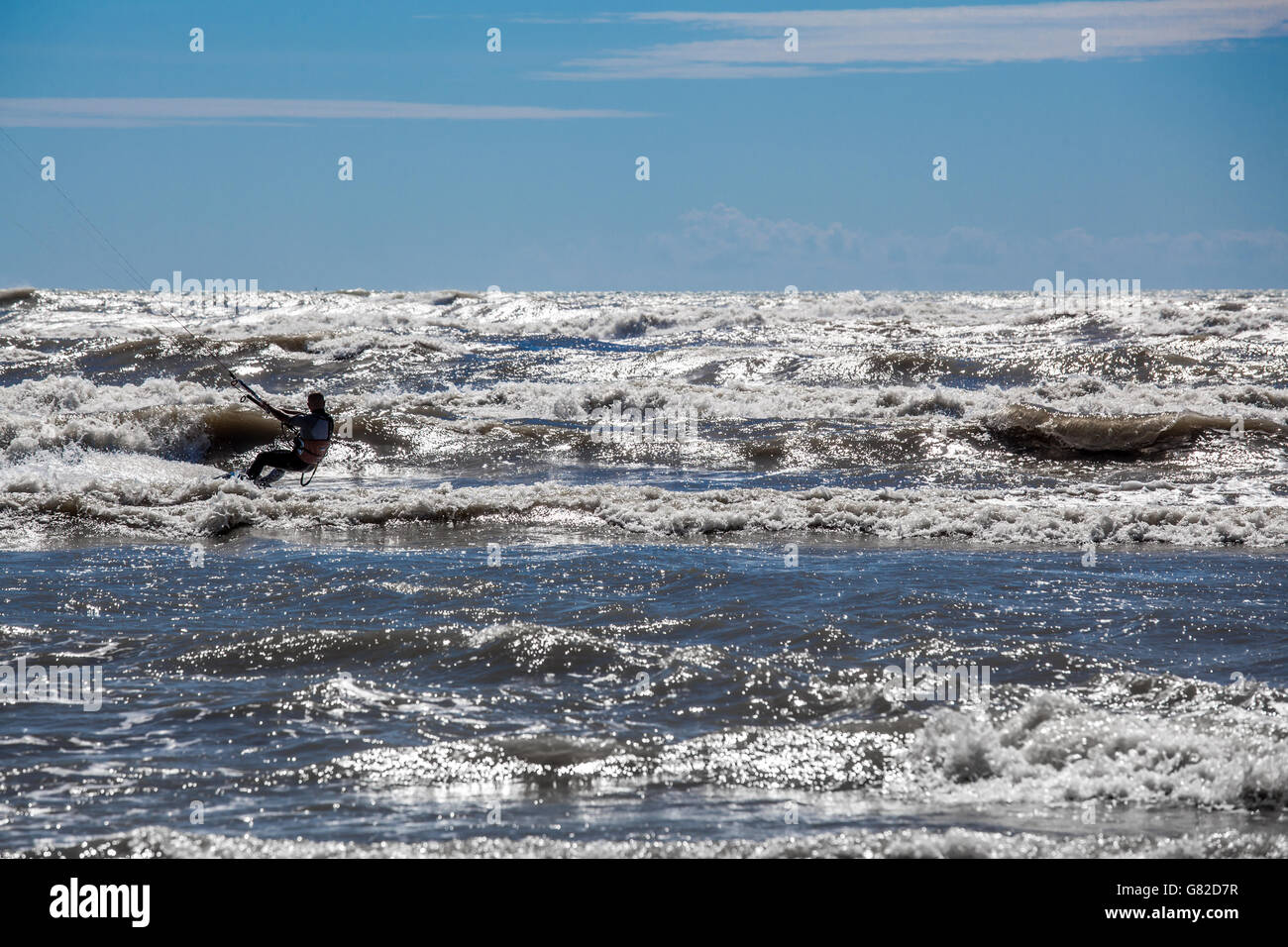 La silhouette d'un surfer une vague sur l'été en Italie Banque D'Images