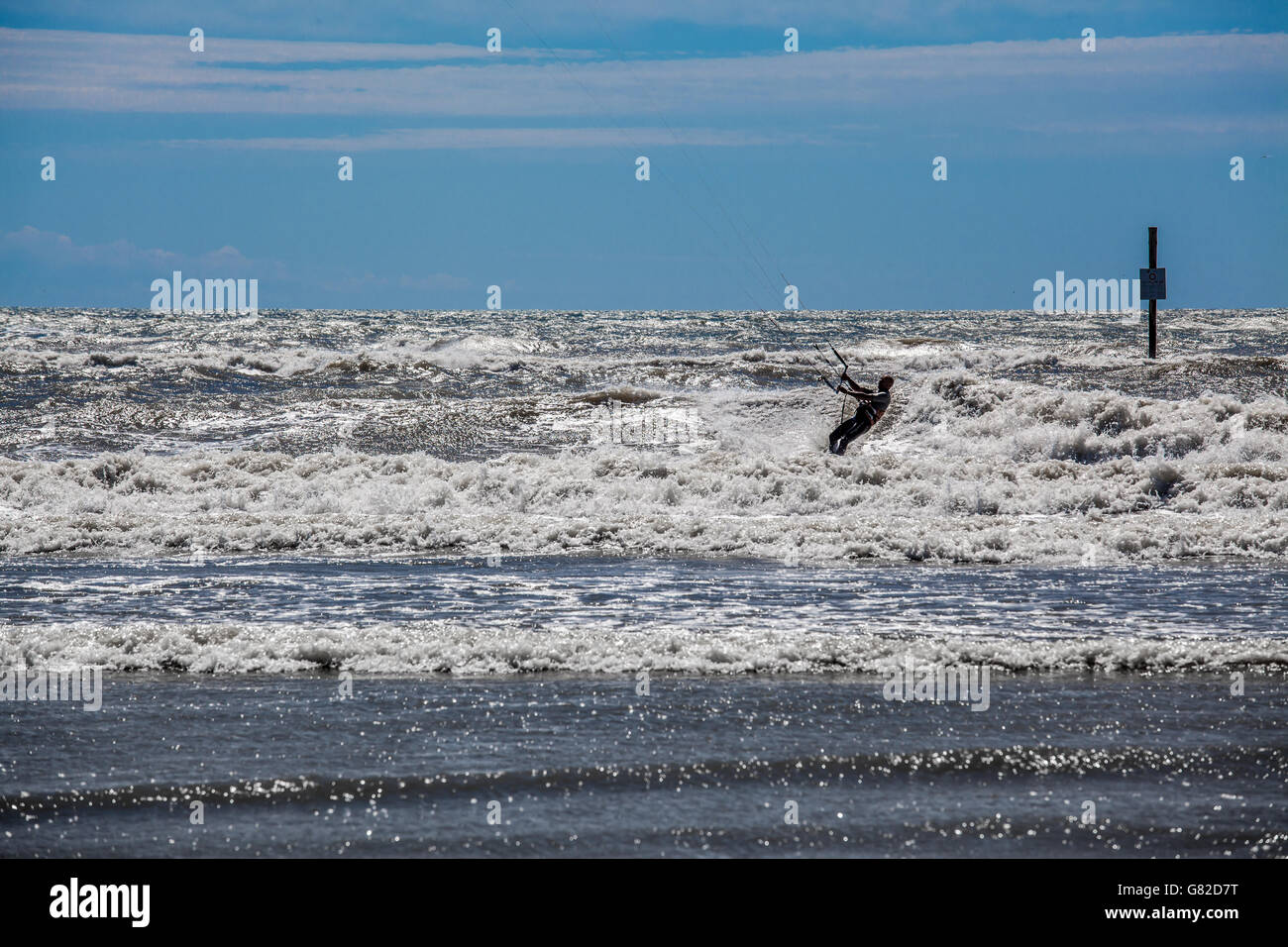 La silhouette d'un surfer une vague sur l'été en Italie Banque D'Images