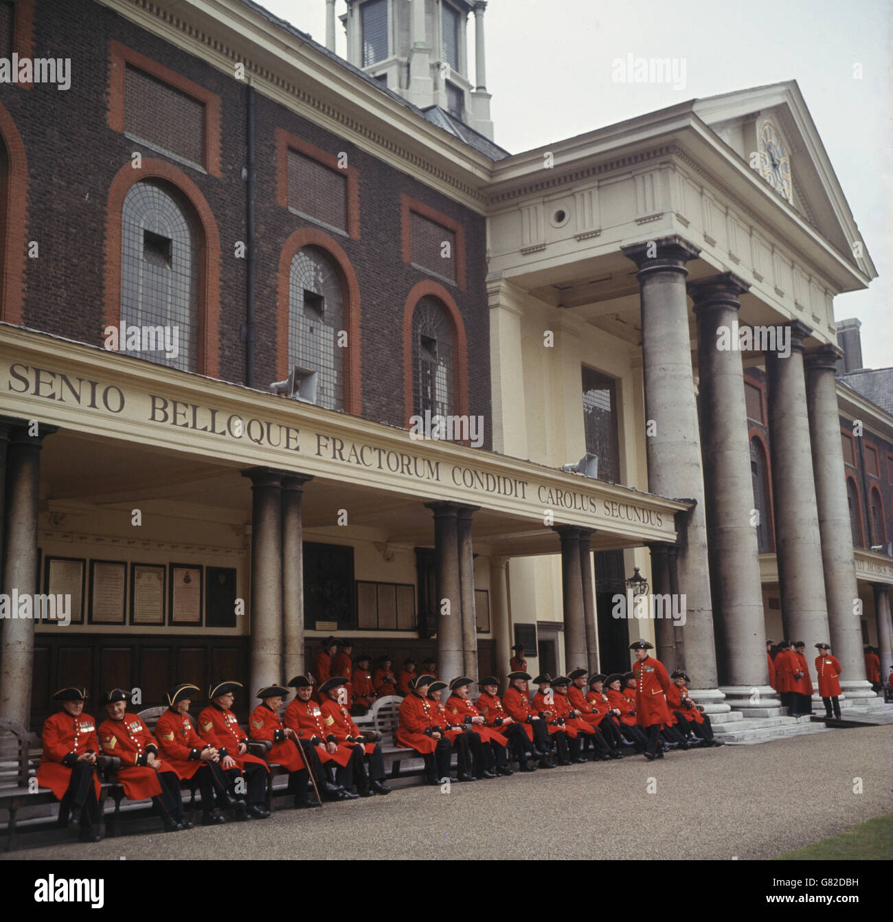 Assis au contingent lors du défilé annuel de la Fête des fondateurs à l'Hôpital Royal de Chelsea, alors que la Reine mère était l'officier de révision. Banque D'Images