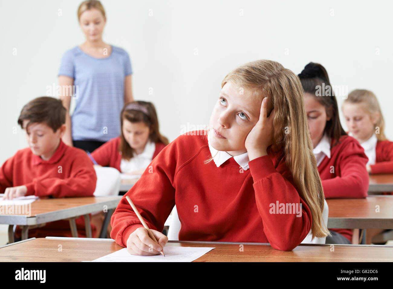 Élève de sexe féminin trouver examen scolaire difficile Banque D'Images