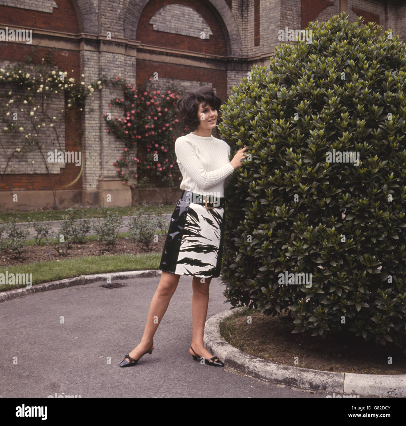 Dianna Lindale portant une mini jupe à imprimé Tahiti avec dos Uni en noir et blanc Niolan à l'exposition Intercuirs à Alexandra Palace, Londres. Banque D'Images