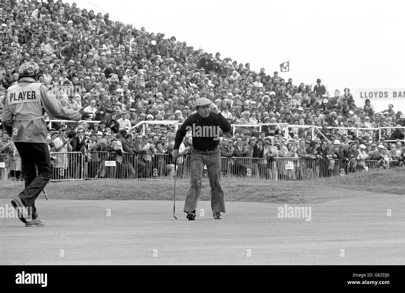 Gary Player salue la foule pendant la deuxième journée de jeu. Banque D'Images