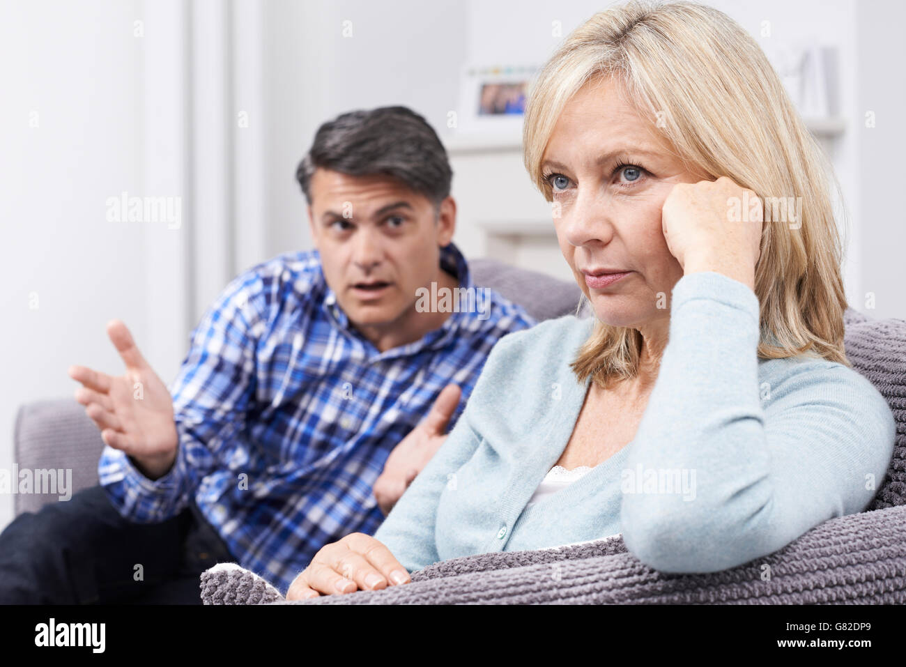 Young Couple Having Argument At Home Banque D'Images