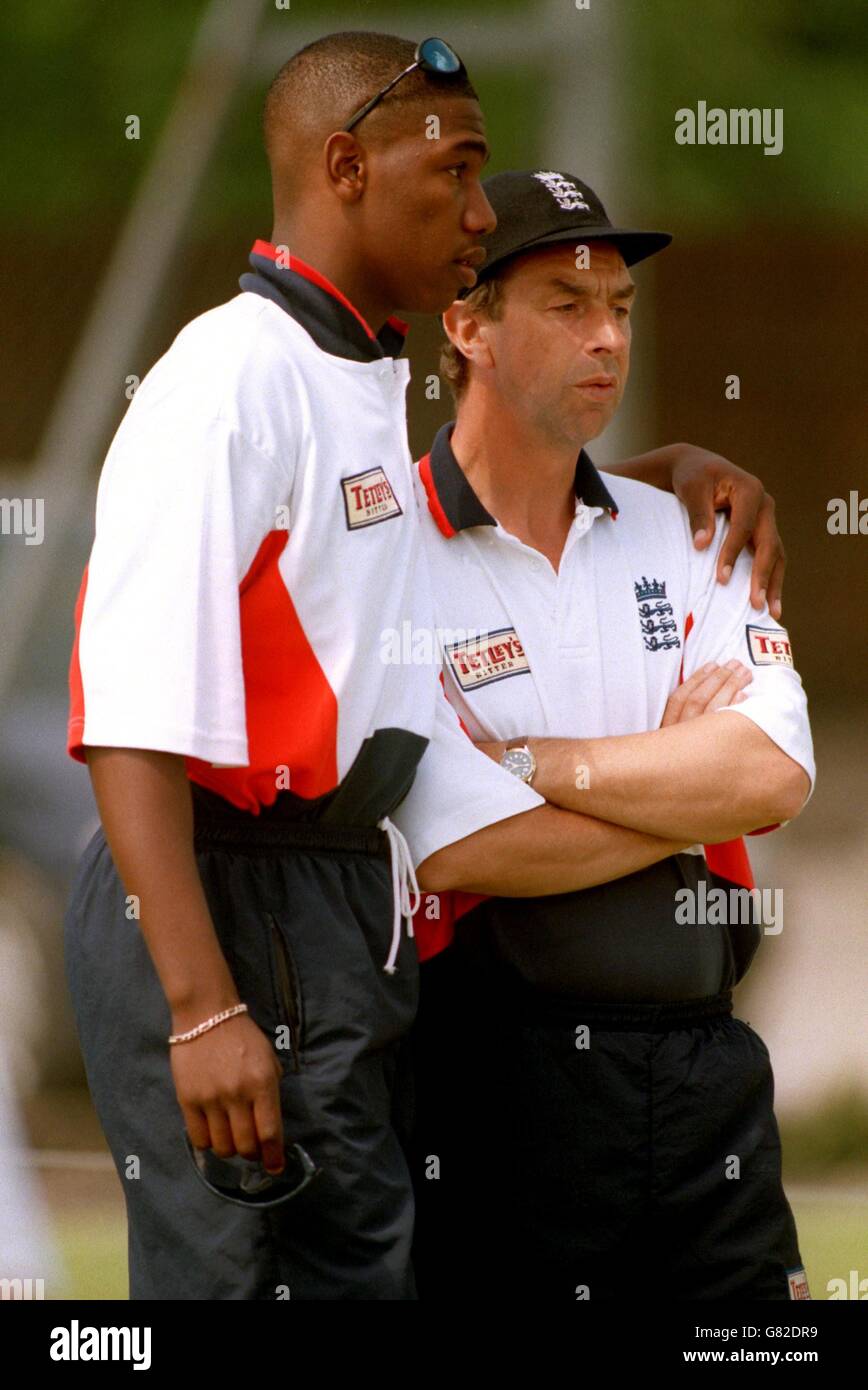 Filets de cricket – Angleterre et Australie – Edgebaston...Alex Tudor semble s'être très familier avec l'Angleterre mis en place comme il câlin entraîneur David Lloyd. Banque D'Images