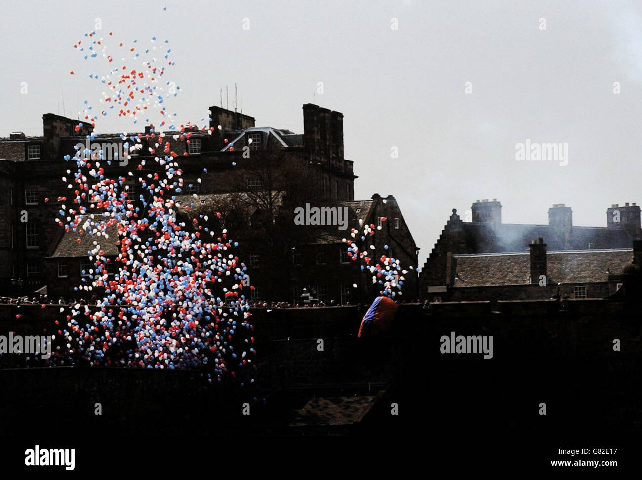 Des milliers de ballons rouges, blancs et bleus remplissent le ciel au-dessus du château d'Édimbourg à la mémoire de ceux qui ont perdu la vie pendant la Seconde Guerre mondiale.Cet hommage poignant a coïncidé avec le lancement d'un programme d'événements commémorant le 60e anniversaire de la fin du conflit. Banque D'Images