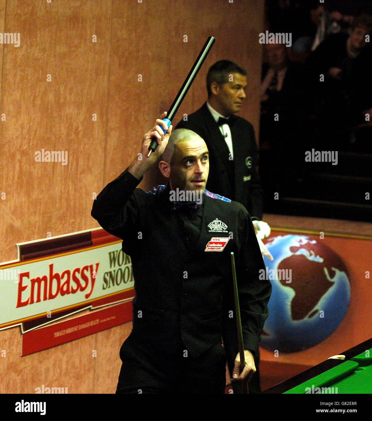 Snooker - Embassy World Championship 2005 - second tour - Ronnie O'Sullivan / Allister carter - le Crucible.Ronnie O'Sullivan célèbre sa victoire de 13-7 sur Allister carter Banque D'Images