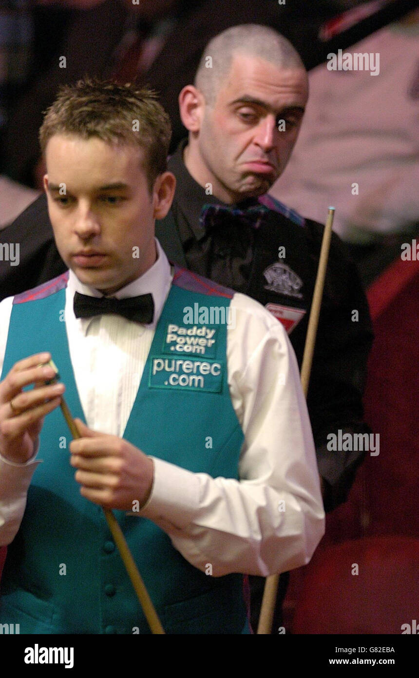 Snooker - Embassy World Championship 2005 - second tour - Ronnie O'Sullivan / Allister carter - le Crucible. Ronnie O'Sullivan (R) montres Allister carter. Banque D'Images