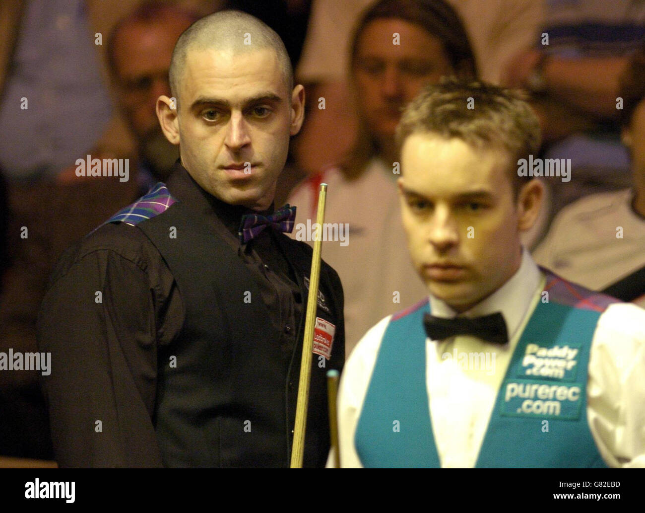 Snooker - Embassy World Championship 2005 - second tour - Ronnie O'Sullivan / Allister carter - le Crucible. Ronnie O'Sullivan (L) montres Allister carter. Banque D'Images