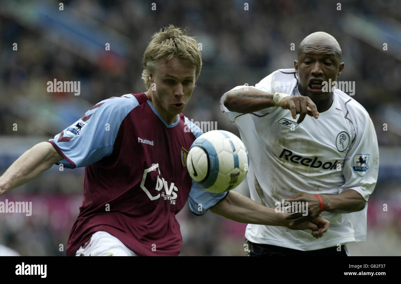 Football - FA Barclays Premiership - Aston Villa / Bolton Wanderers - Villa Park.Le défenseur d'Aston Villa Martin Laursen (L) libère le ballon loin de Bolton Wanderers El-Hadji Diouf. Banque D'Images