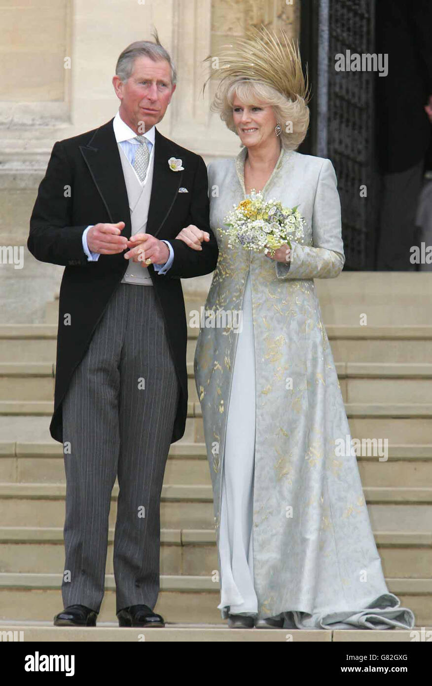 Le prince de Galles et sa mariée Camilla, duchesse de Cornwall quittent la chapelle Saint-Georges à Windsor, après la bénédiction de l'église de leur cérémonie de mariage civil. Banque D'Images