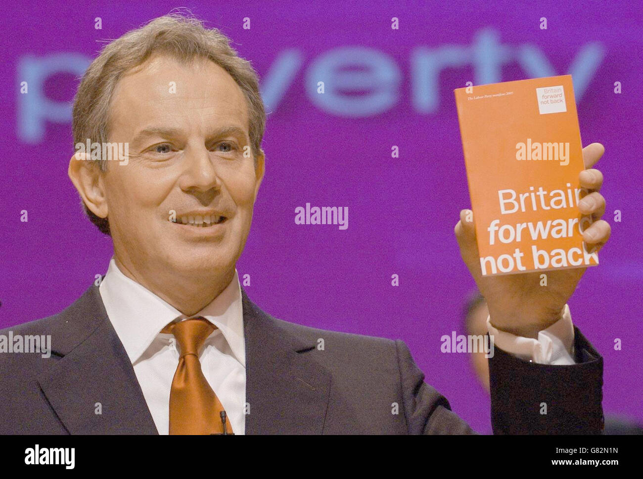 Le Premier ministre britannique Tony Blair tient le manifeste électoral de 110 mots, 23,000 pages du Parti travailliste. Banque D'Images