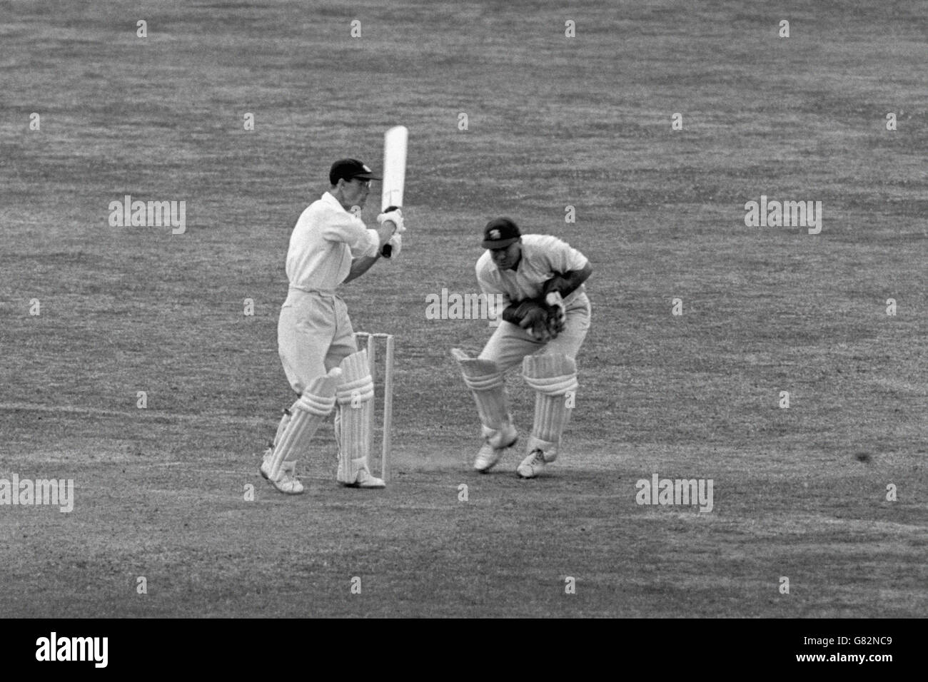 Cricket - Messieurs v joueurs - Lord's - troisième jour.Messieurs Charles Palmer (l) tire le ballon à la jambe, regardé par les joueurs de cricket Godfrey Evans (r) Banque D'Images