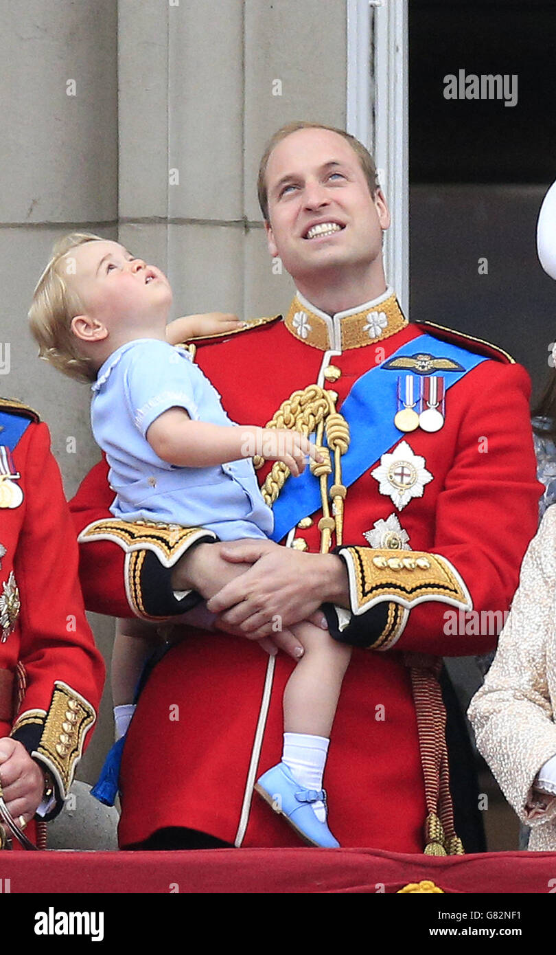 Prince George et le duc de Cambridge sur le balcon de Buckingham Palace après Trooping The Color à Horse Guards Parade, Londres. Banque D'Images