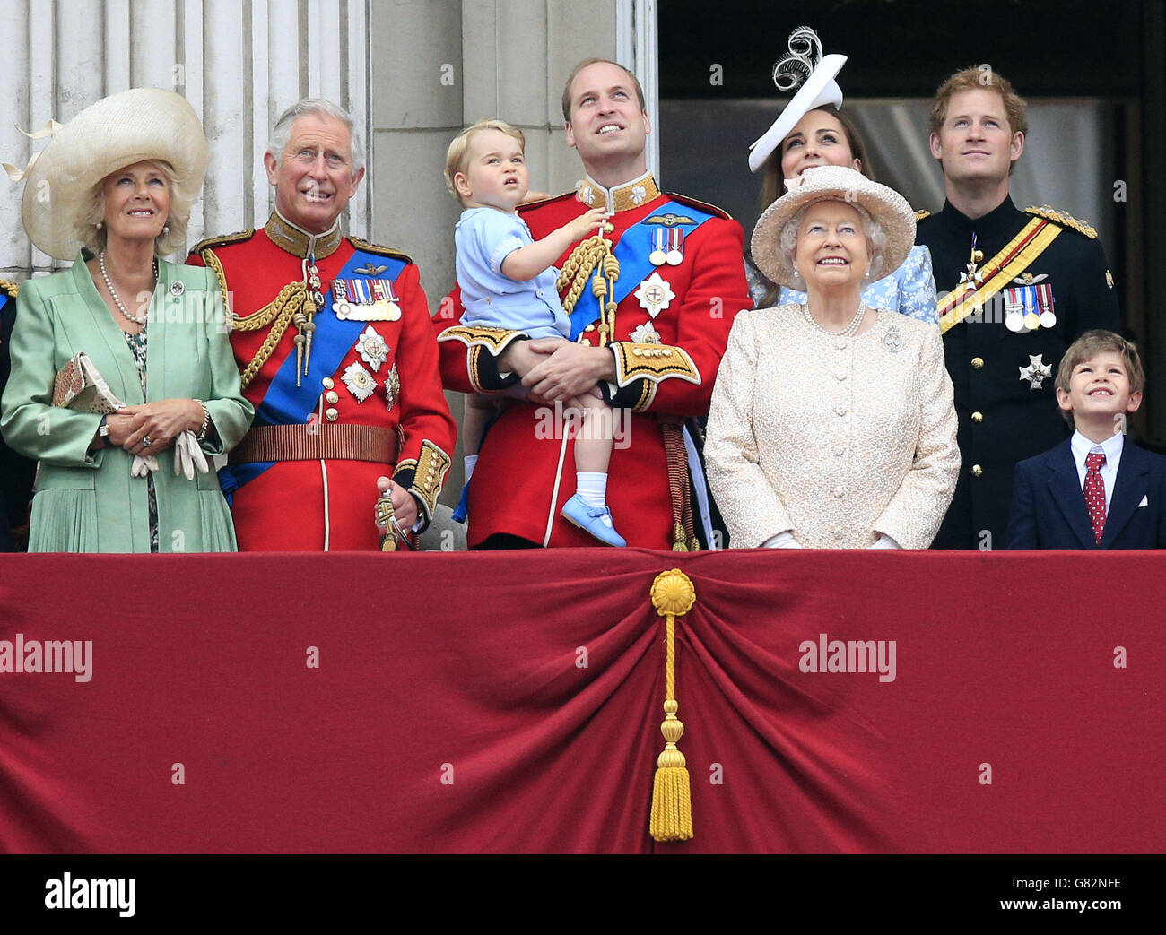 (Gauche-droite) la duchesse de Cornouailles, le prince de Galles, le prince George, le duc et la duchesse de Cambridge, la reine Elizabeth II, le prince Harry, le vicomte James Severn sur le balcon de Buckingham Palace après Trooping The Color à Horse Guards Parade, Londres. Banque D'Images