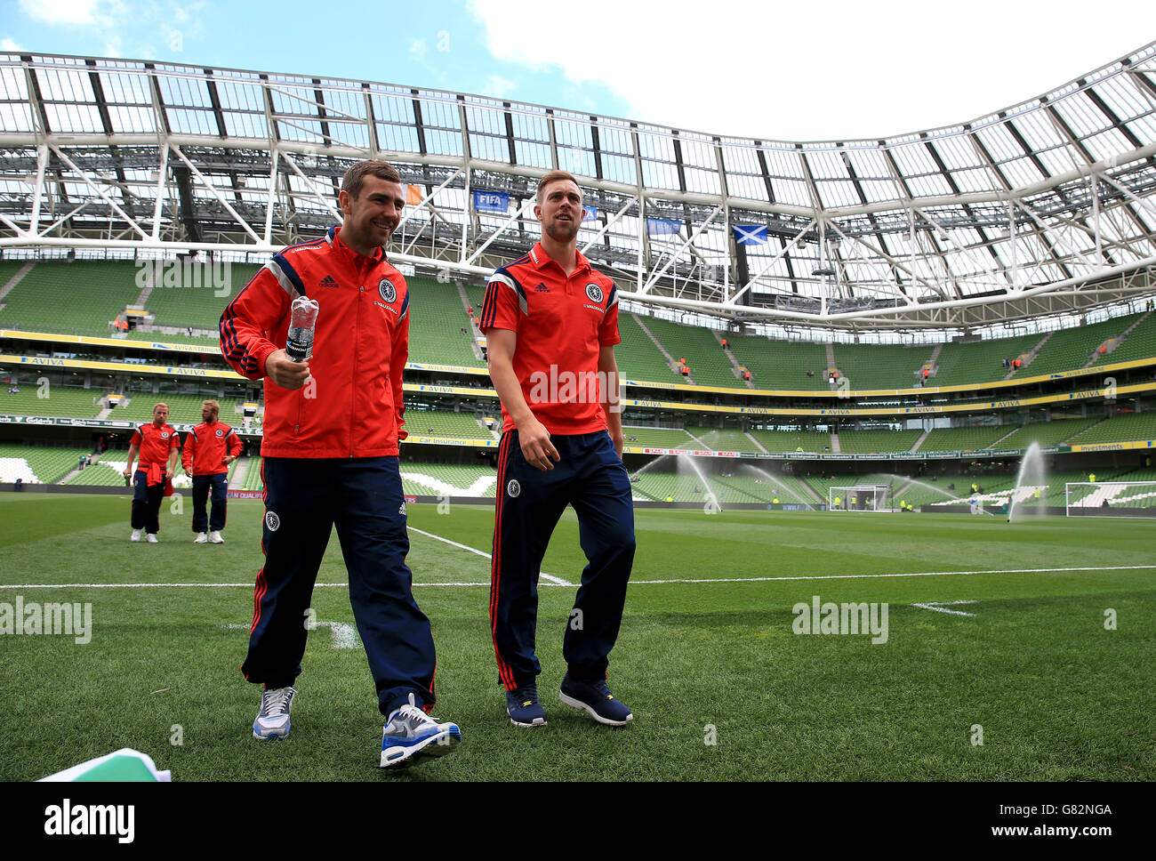James McArthur (à gauche) et Steven Whittaker en Écosse avant le lancement du match de qualification de l'UEFA European Championship au stade Aviva, à Dublin. Banque D'Images