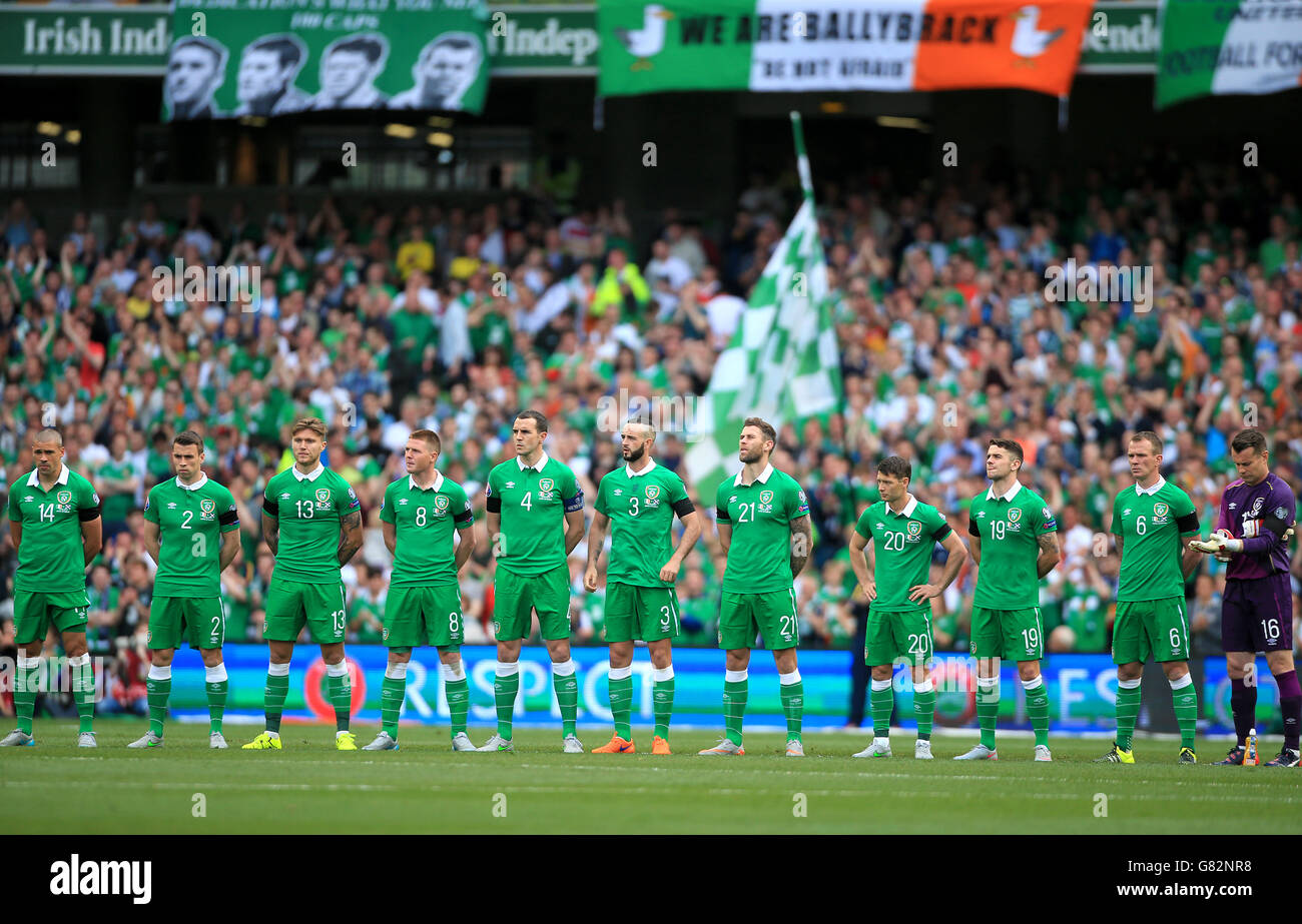 Football - Championnat d'Europe de l'UEFA qualification - Groupe D - République d'Irlande / Ecosse - Stade Aviva.Les joueurs de la République d'Irlande s'alignent avant le lancement lors du match de qualification de l'UEFA European Championship au stade Aviva, à Dublin. Banque D'Images