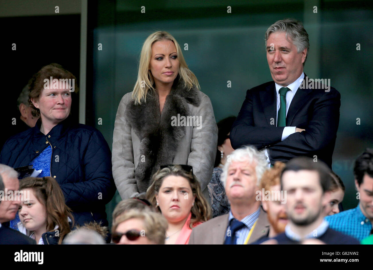 John Delaney, directeur général de FAI (à droite) avec Emma English dans les stands lors du match de qualification de l'UEFA European Championship au stade Aviva, à Dublin. Banque D'Images