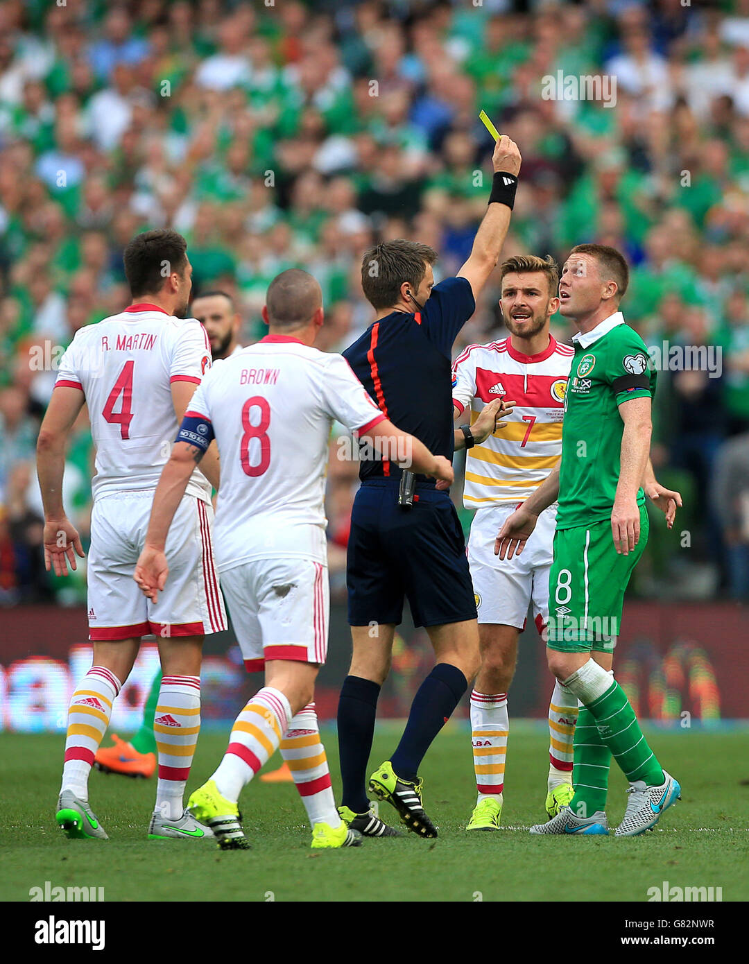 James McCarthy, de la République d'Irlande, affiche une carte jaune pour un défi sur Russell Martin en Écosse lors du match de qualification de l'UEFA European Championship au stade Aviva, à Dublin. Banque D'Images