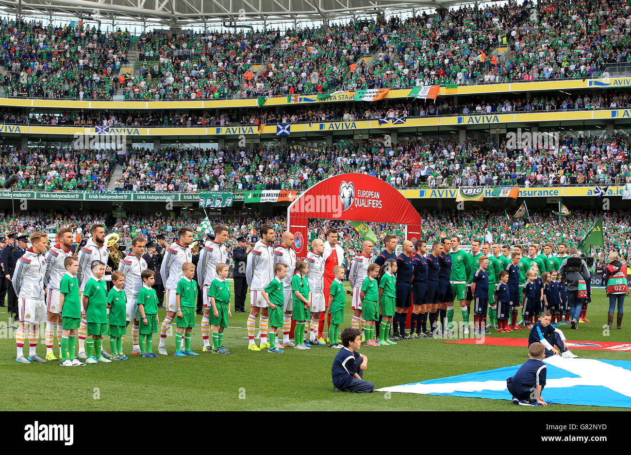 Les joueurs de la République d'Irlande et de l'Écosse avant le lancement lors du match de qualification de l'UEFA European Championship au stade Aviva, à Dublin. Banque D'Images