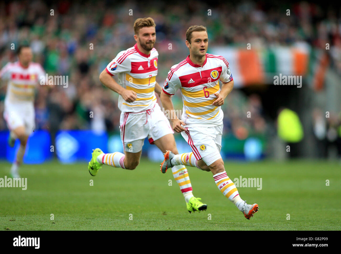 Shaun Maloney (à droite), en Écosse, célèbre le premier but de son équipe lors du match de qualification de l'UEFA European Championship au stade Aviva, à Dublin. Banque D'Images