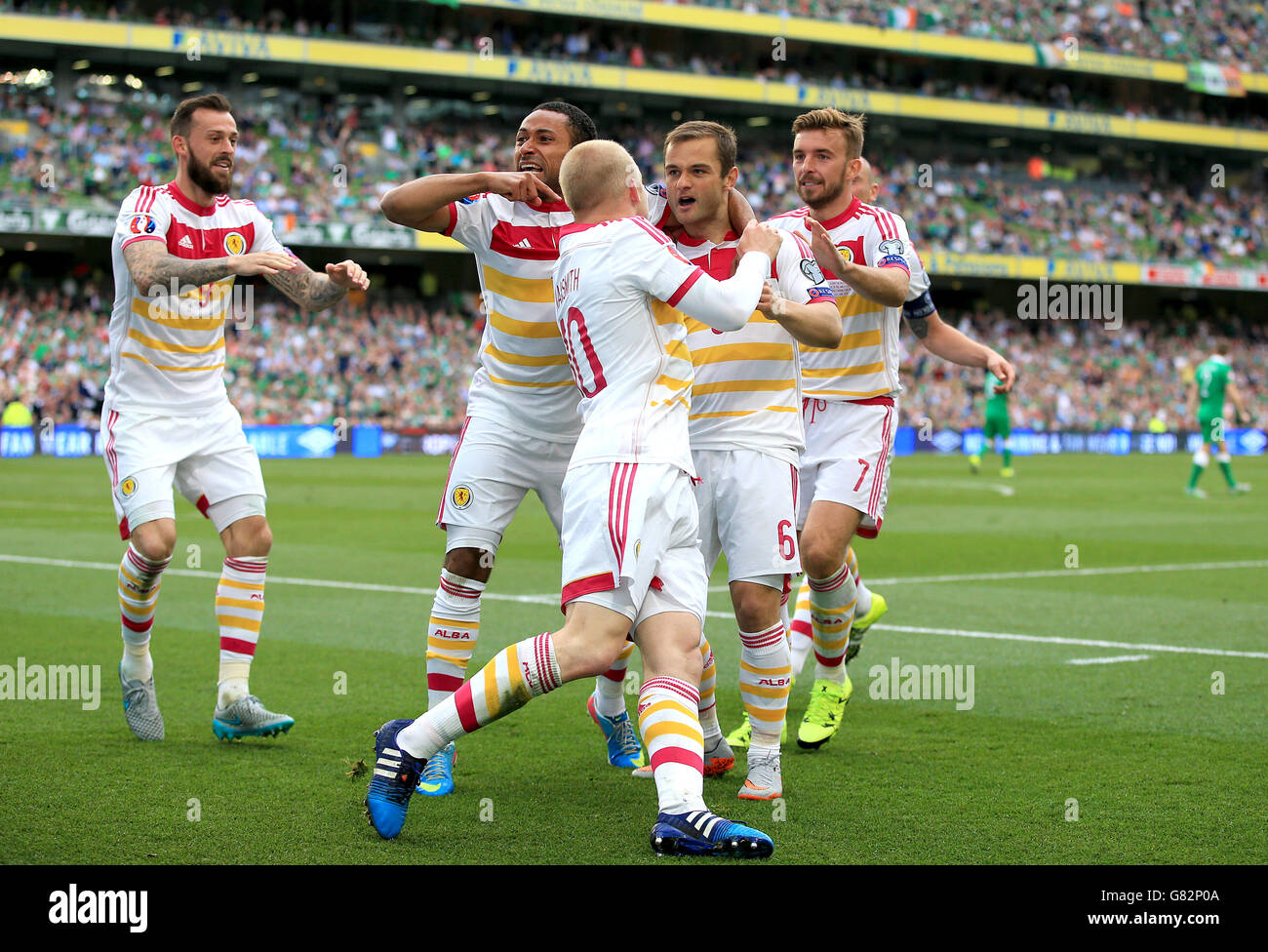 Shaun Maloney, en Écosse (au centre à droite), célèbre le premier but de son équipe lors du match de qualification de l'UEFA European Championship au stade Aviva, à Dublin. Banque D'Images