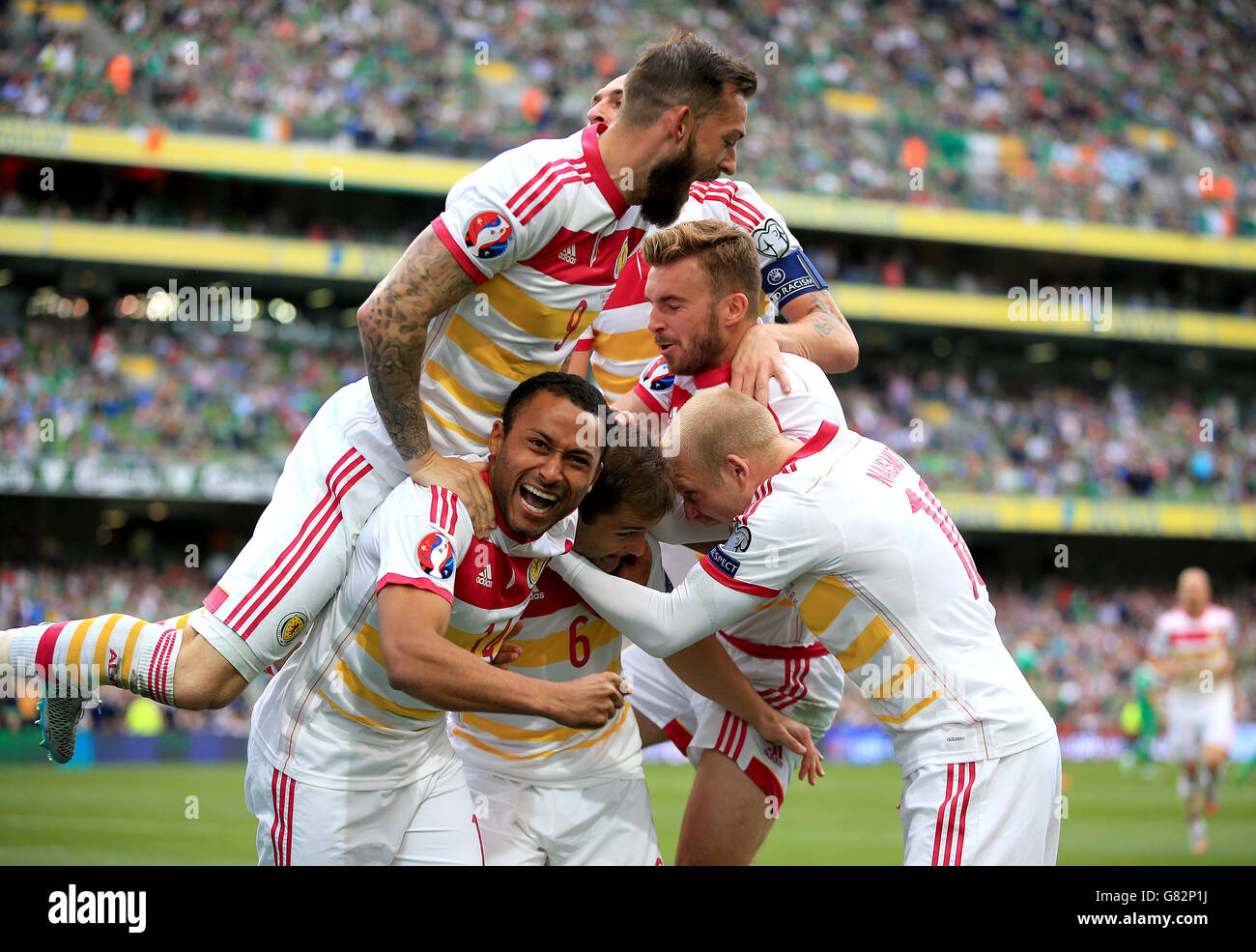Shaun Maloney, en Écosse (n° 6), célèbre avec ses coéquipiers après avoir marqué le premier but de son équipe lors du match de qualification de l'UEFA European Championship au stade Aviva, à Dublin. Banque D'Images