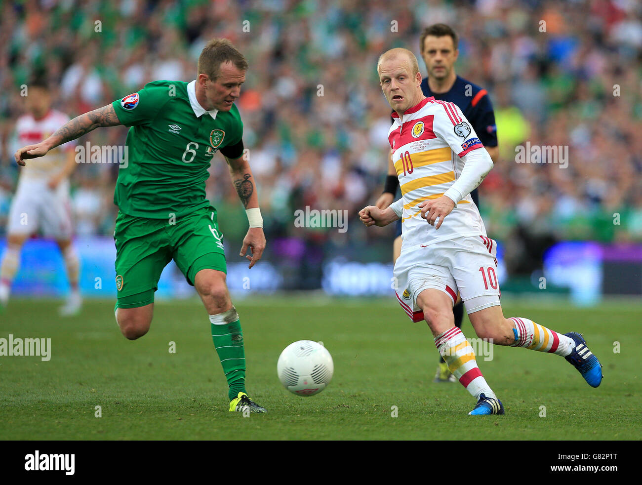 Glenn Whelan, de la République d'Irlande (à gauche), et Steven Naismith, de l'Écosse, lors du match de qualification de l'UEFA European Championship au stade Aviva, à Dublin. Banque D'Images
