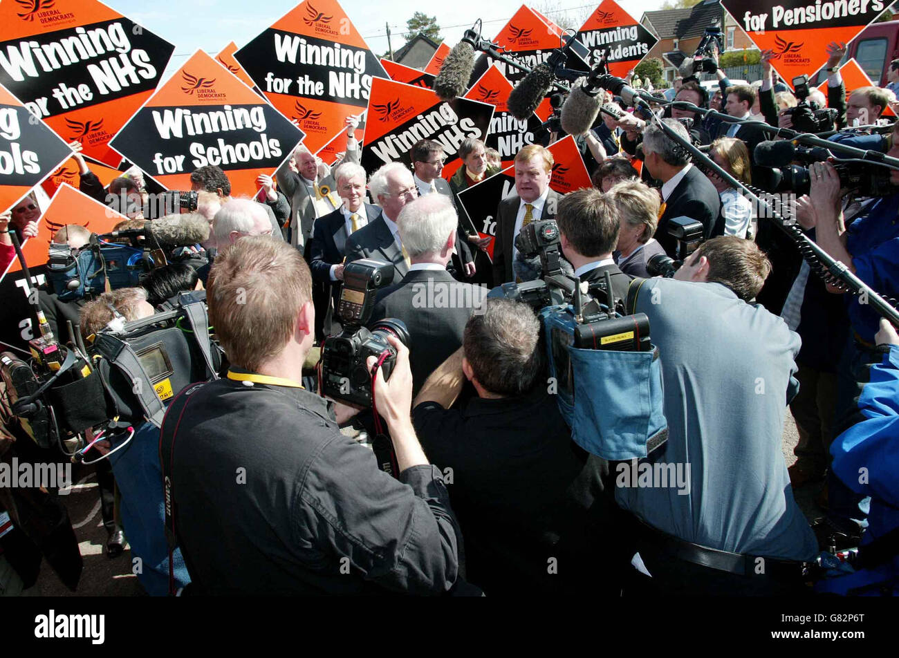 Le dirigeant libéral démocrate Charles Kennedy est entouré par les médias et au Waterside Center. Banque D'Images