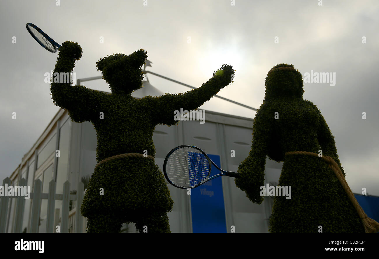 Les plantes de haies ont la forme de Robin des Bois et Maid Marian Au village de détail Banque D'Images