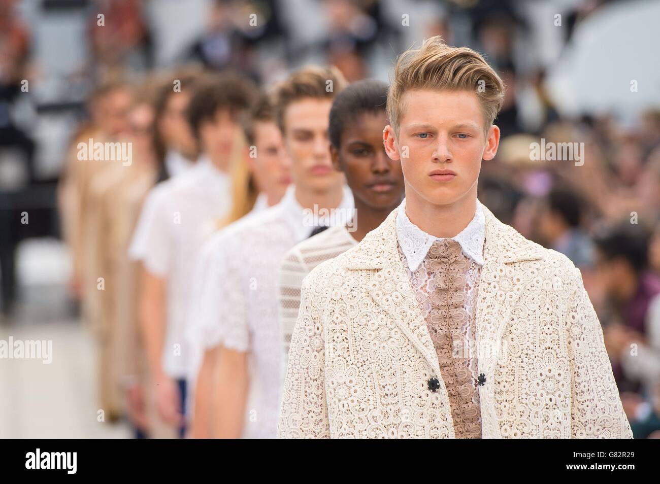 Modèles sur la passerelle pendant le spectacle de la passerelle Burberry Prorsum à Kensington Gardens, Londres, qui fait partie des collections de Londres du British Fashion Council: Men 2015. Banque D'Images