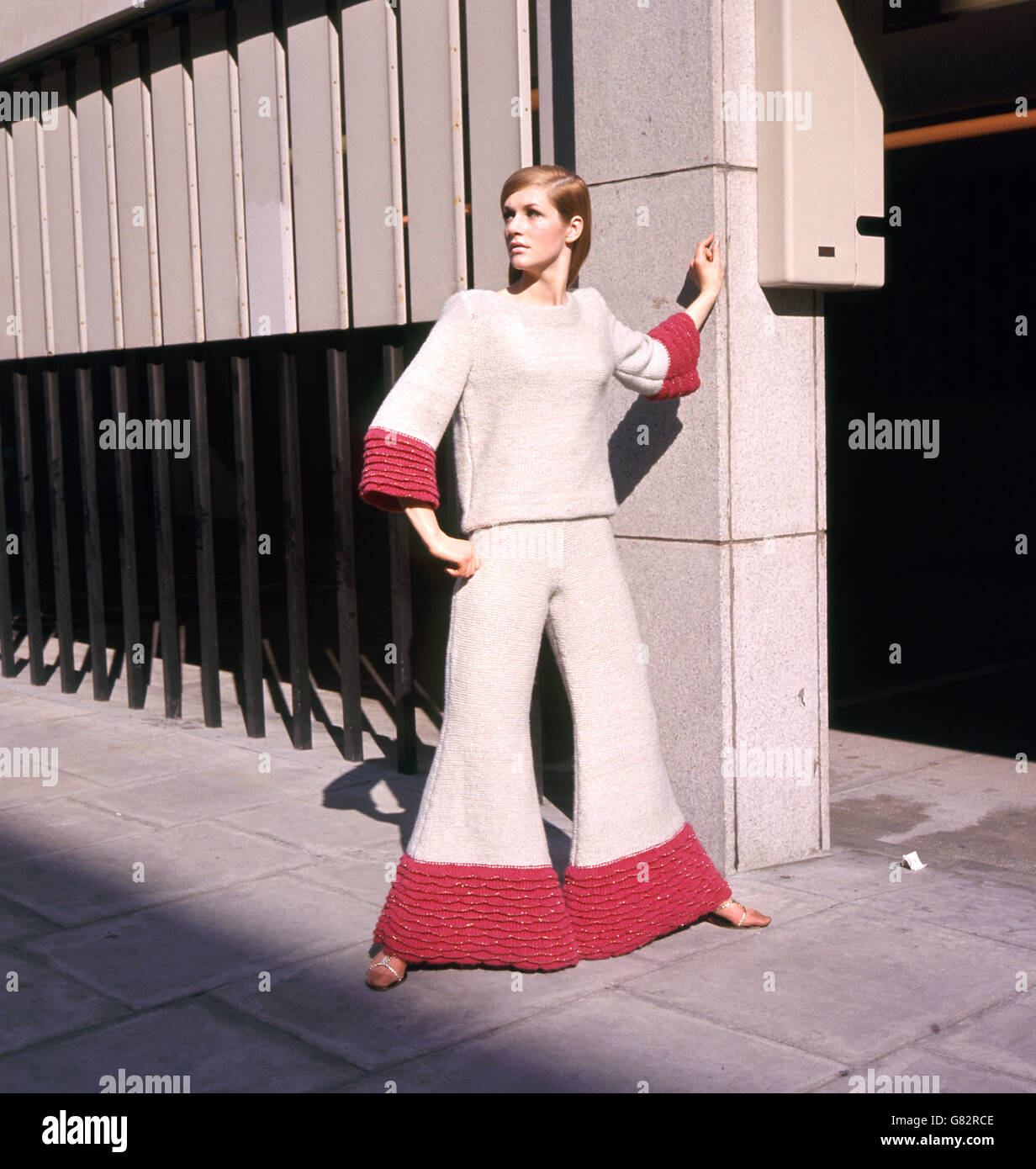 Costume de pyjama en laine grise et lurex de la collection de tricots italiens Fashions s'est rendu à Londres pour une exposition spéciale au Centre de commerce italien, Old Burlington Street. Banque D'Images