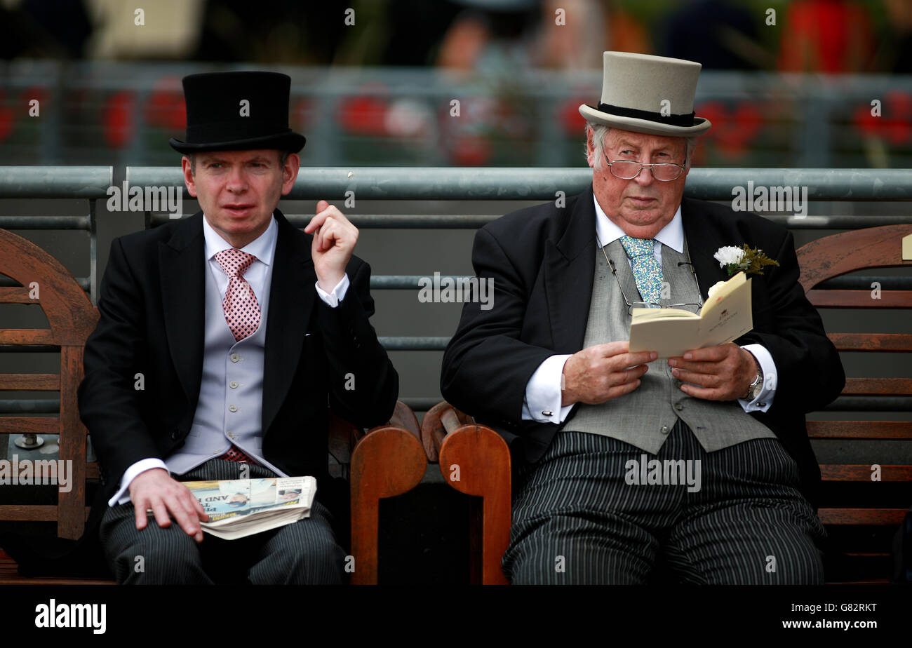 Courses hippiques - Réunion Royal Ascot 2015 - première journée - Hippodrome d'Ascot.Formulaire de contrôle de Racegoers au cours du premier jour de la réunion de 2015 de l'Ascot à l'hippodrome d'Ascot, Berkshire. Banque D'Images